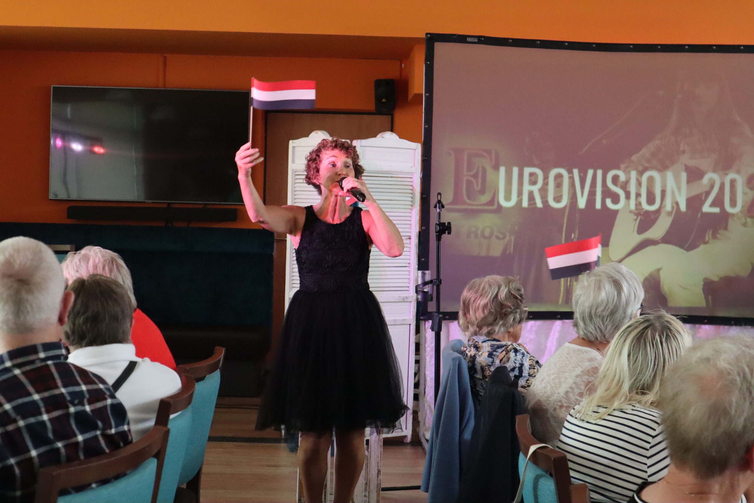 mc met vlaggetje en scherm
