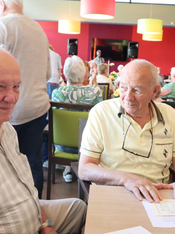 2 mannen aan tafel